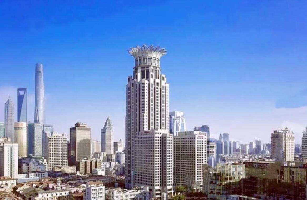 外滩中心莲花金顶外立面